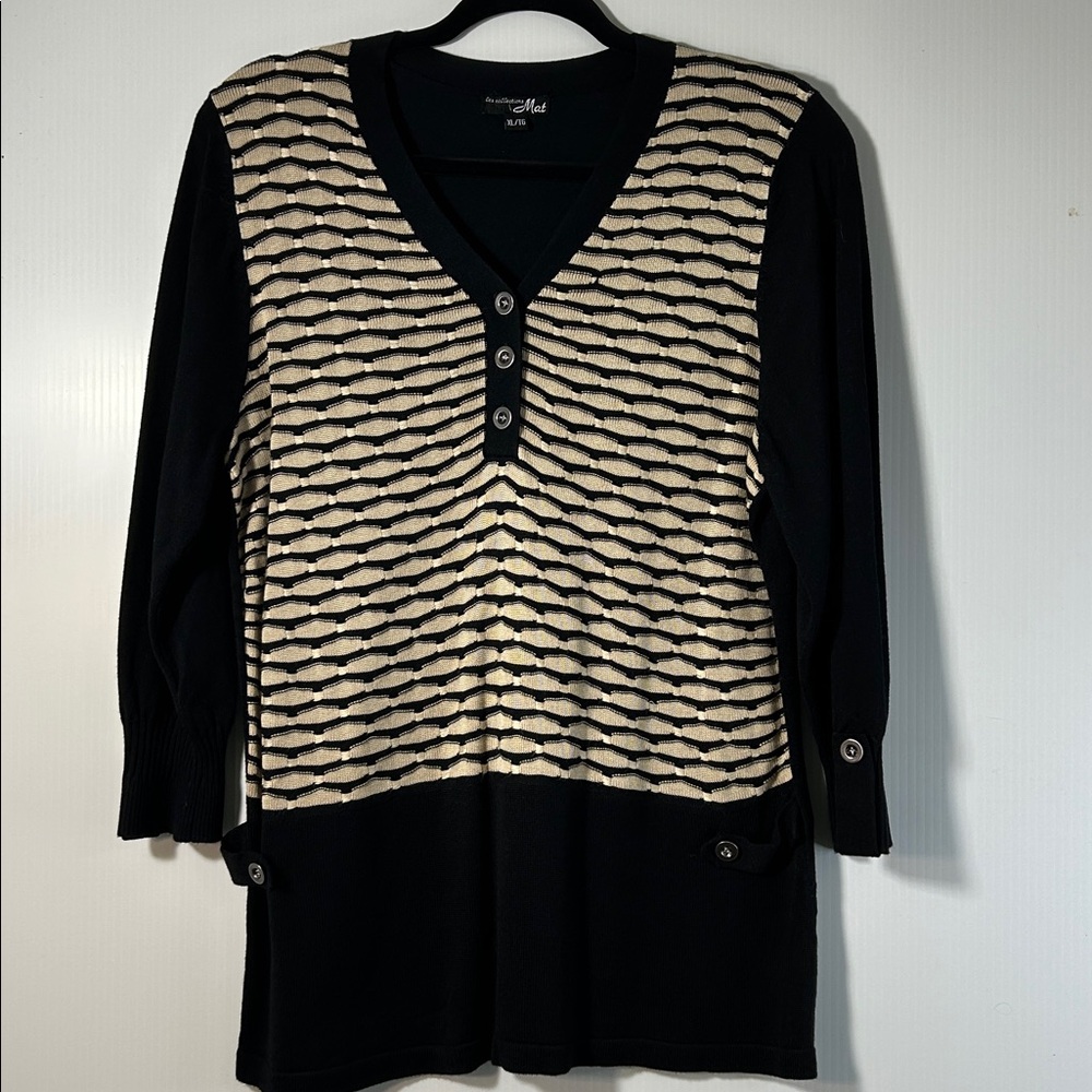 Elegant V-Neck Sweater by Les Collections Mat in Black and Cream